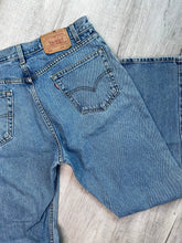 Load image into Gallery viewer, Levi’s 505 Regular Fit Straight Leg Medium Wash Jeans with Paint Splatter