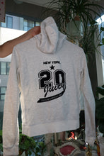 Load image into Gallery viewer, Vintage Juicy Couture “New York 20” Graphic Zip Hoodie – Heather Grey