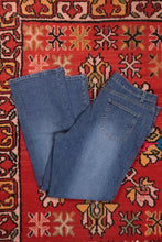 Load image into Gallery viewer, Vintage 2000s Embroidered “Beauty Shock” Jeans
