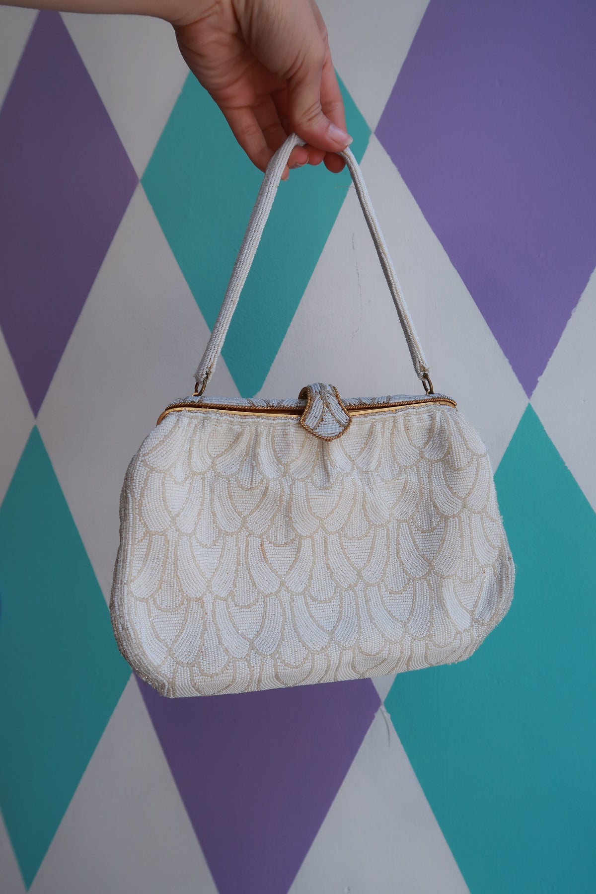 Vintage ivory beaded bridal clutch handbag by Elektra Vintage with gold frame, 1960s Oberon Paris evening purse for special occasions.