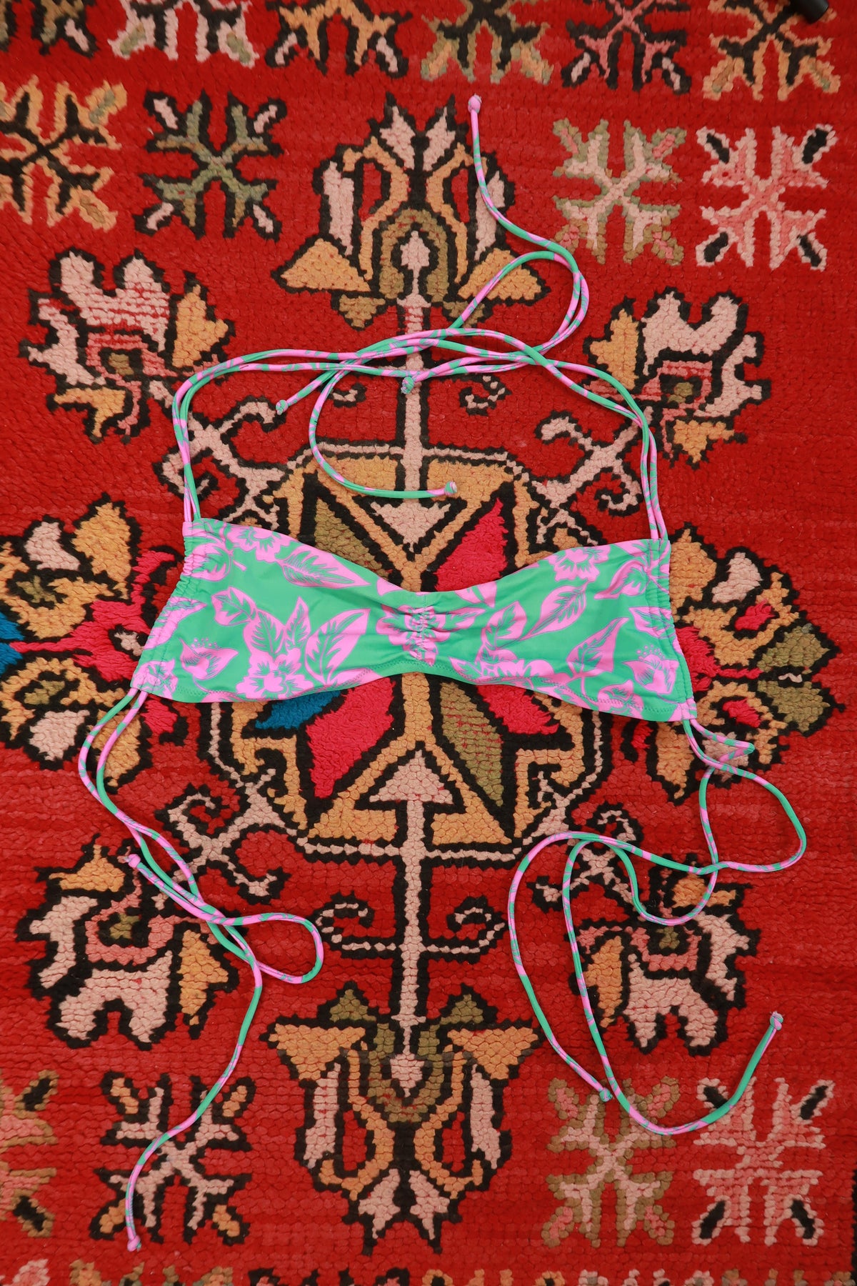 Vintage 2000s Victoria’s Secret tropical floral bandeau bikini top by Elektra Vintage, featuring vibrant tropical print and strapless design.