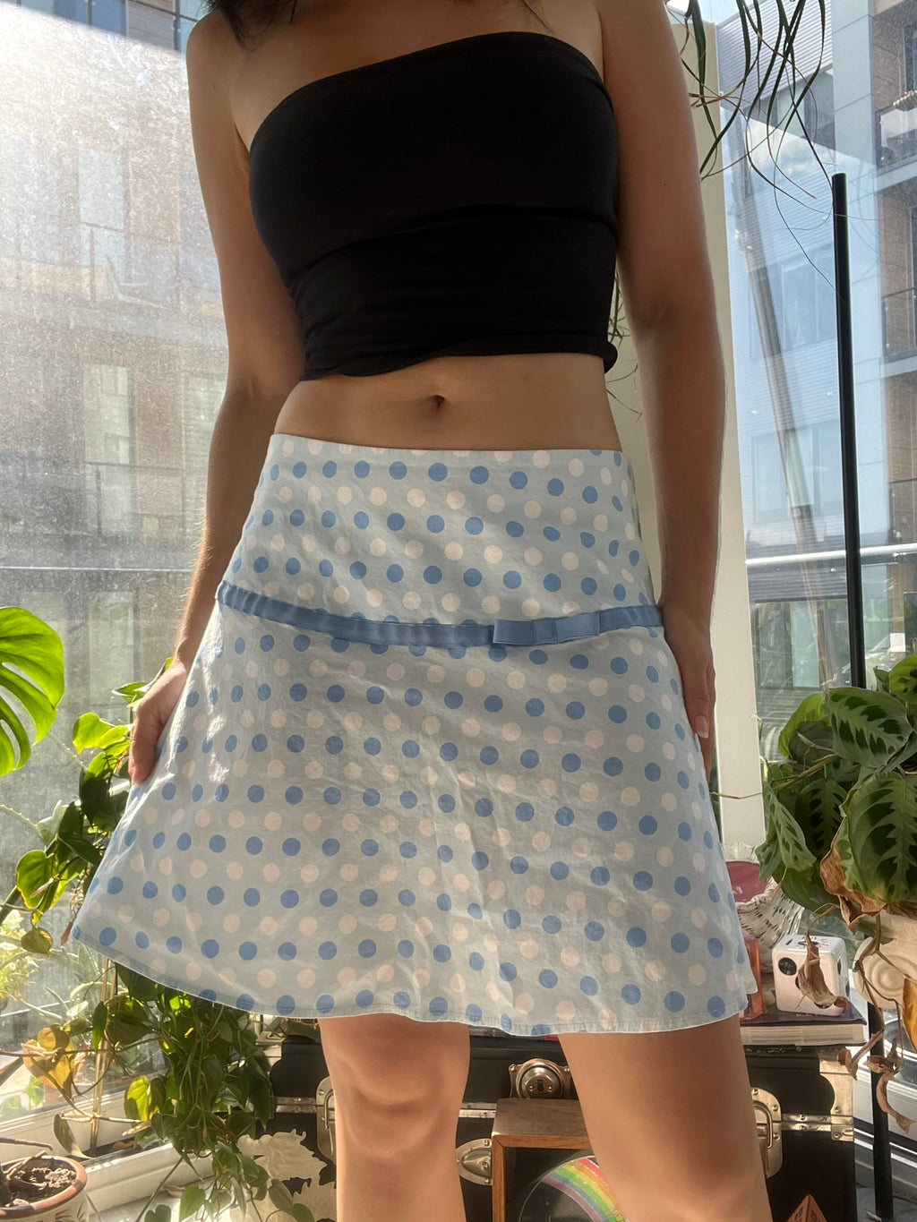 Vintage Guess polka dot mini skirt from the 2000s, Elektra Vintage, featuring a fitted waistband and playful pattern.