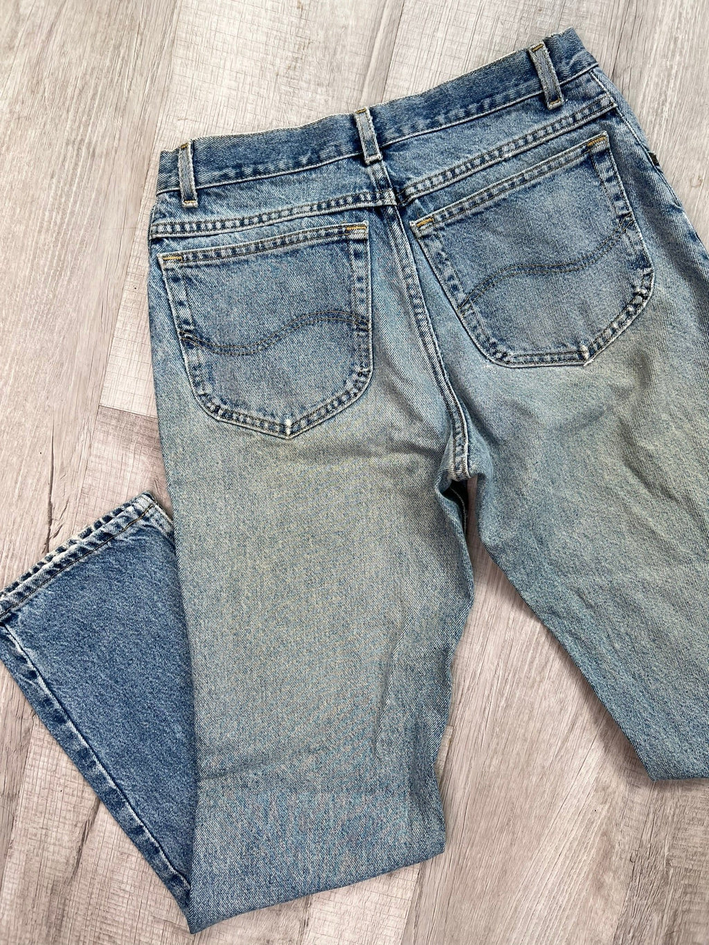 Elektra Vintage men's Lee light wash high-waisted mom jeans, casual denim bottoms with a relaxed fit and vintage style.