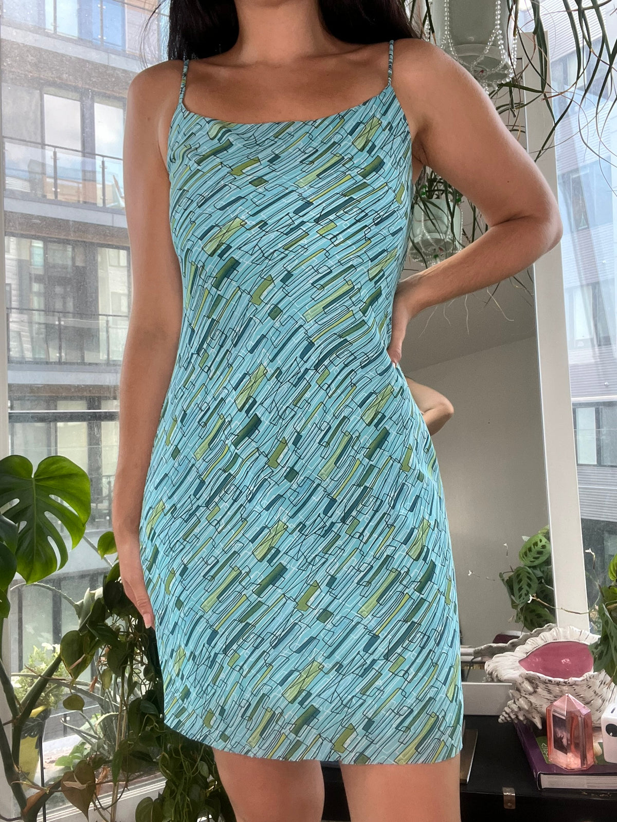 Elektra Vintage 2000s blue retro patterned mini dress with fitted silhouette and short sleeves, perfect for vintage-inspired style.