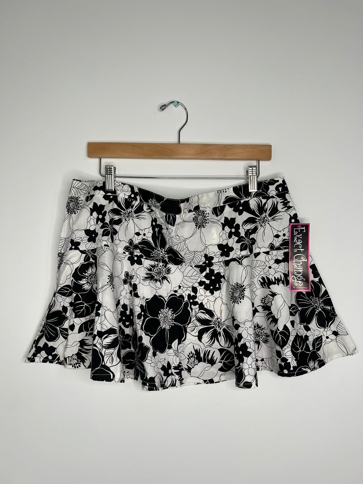 Vintage 2000s Elektra Vintage Exact Change skirt, high-waisted with a retro floral pattern and flowy fabric.