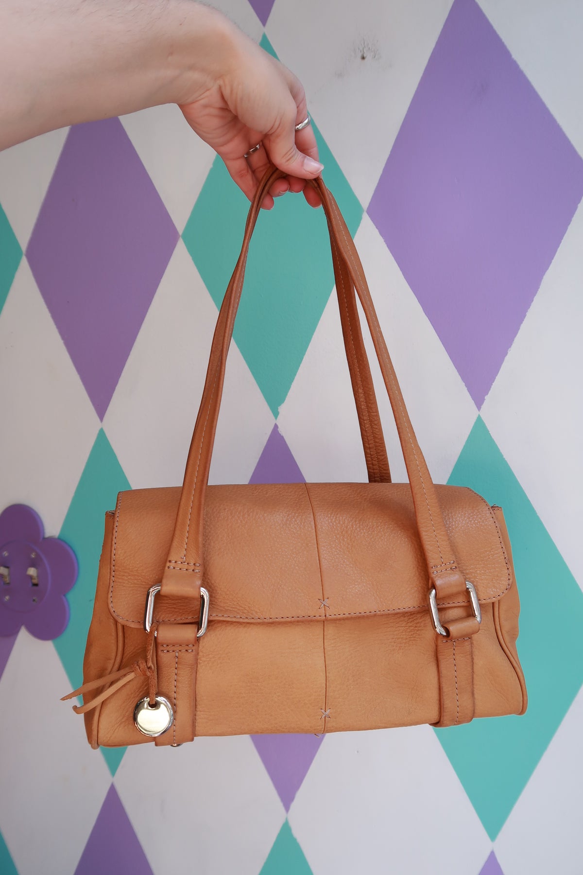 Vintage tan leather shoulder bag by Elektra Vintage, minimalist satchel purse with sleek design and adjustable strap.
