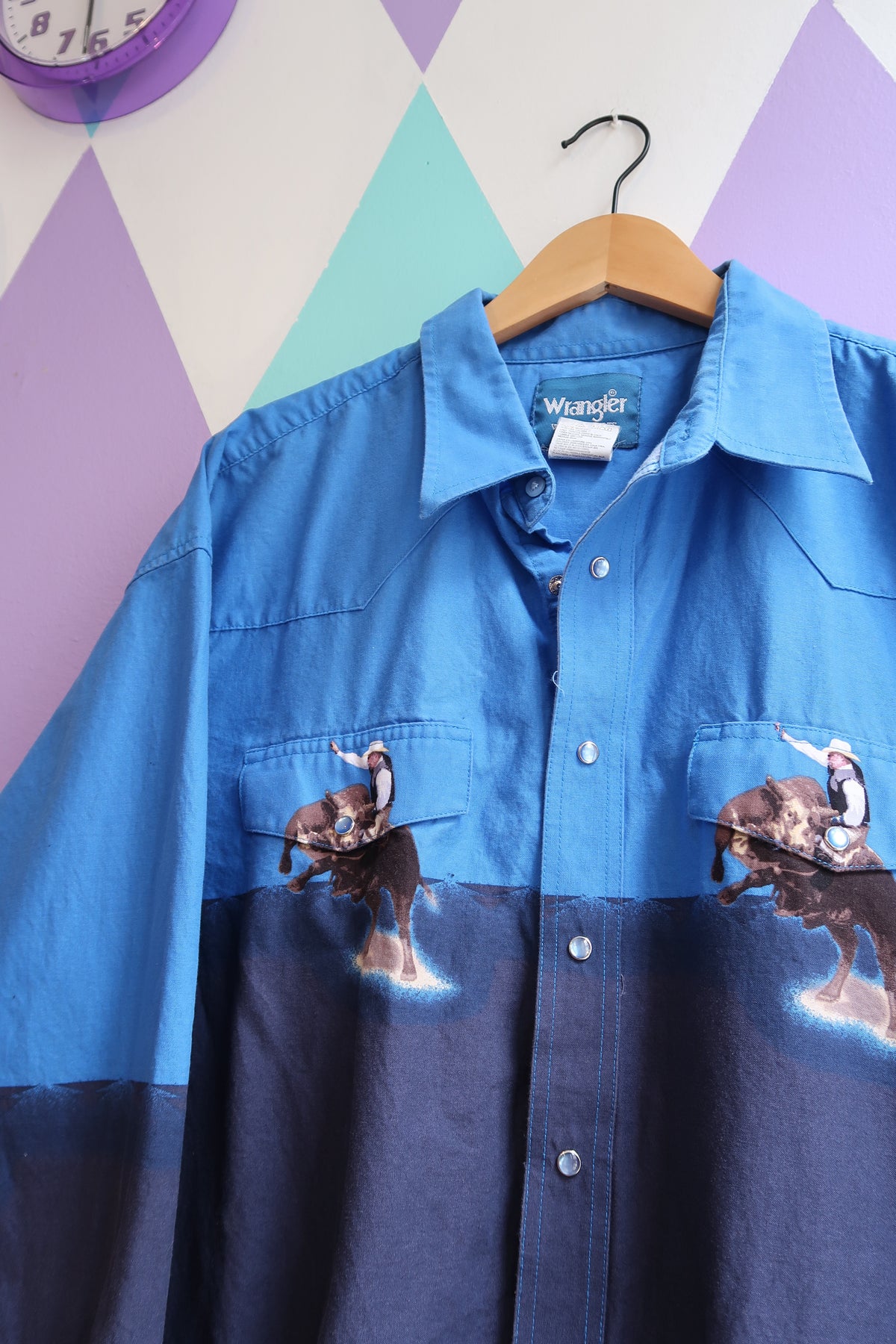 Men's vintage Wrangler cowboy Western button-up shirt in classic plaid design. Perfect for casual or outdoor wear.