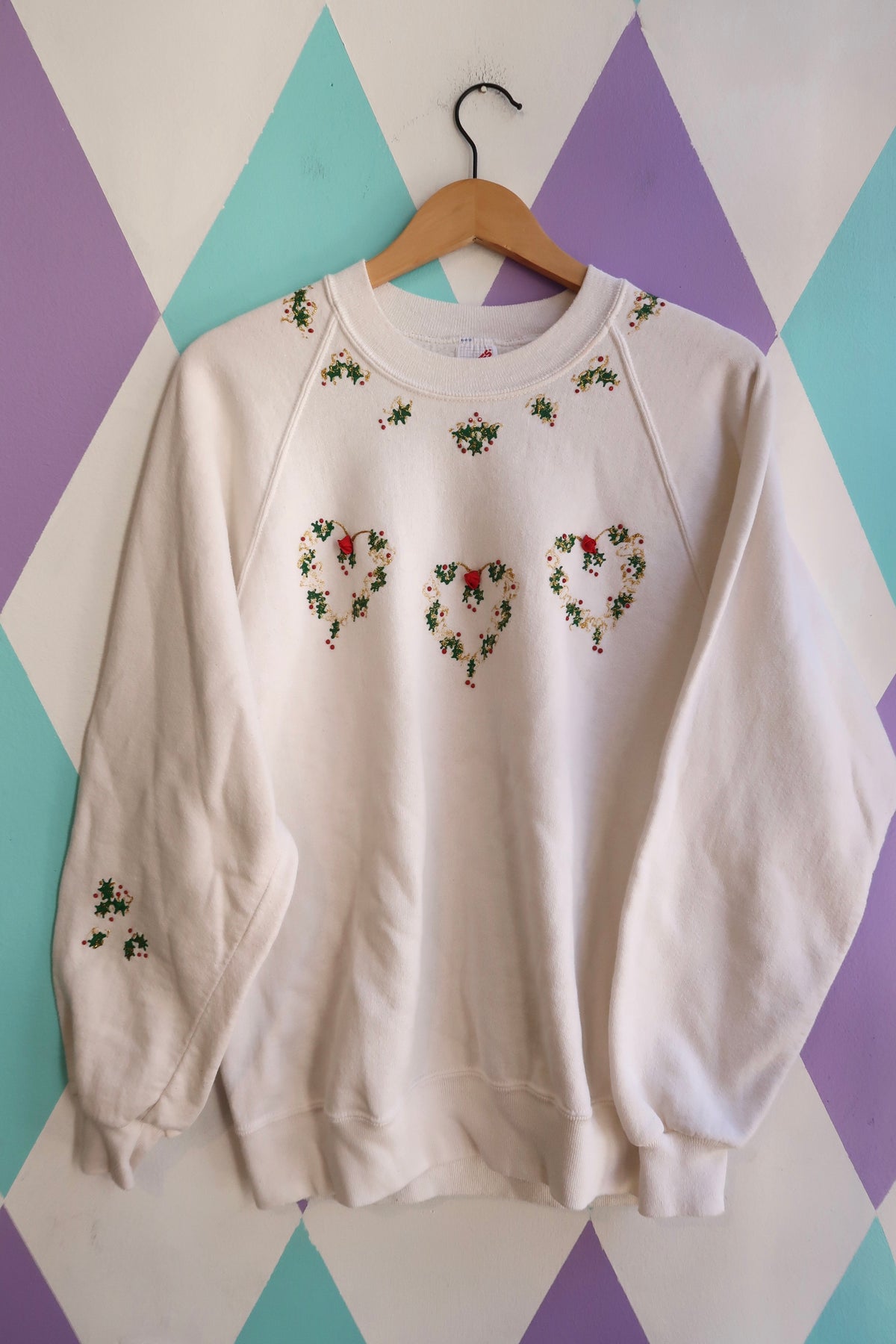 Vintage 90s Christmas Holly Heart Sweatshirt – White Pullover