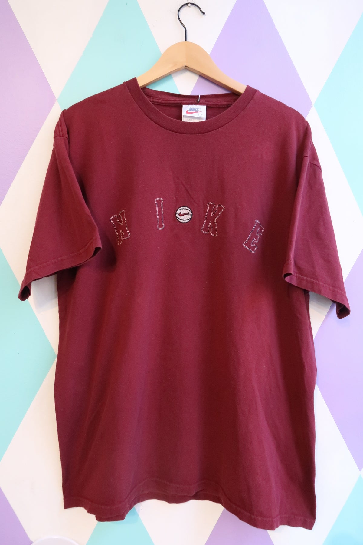 Vintage Y2K Nike Embroidered Graphic Tee – 2000s Burgundy Logo T-Shirt