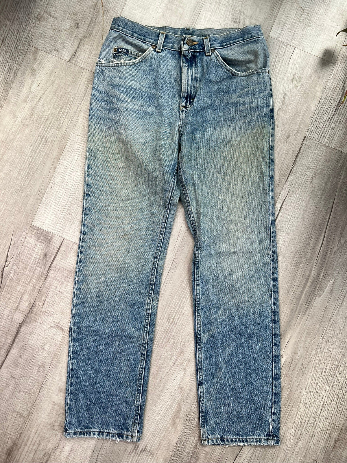 Light wash high-waisted Lee men's mom jeans from Elektra Vintage, showcasing classic denim style and relaxed fit.