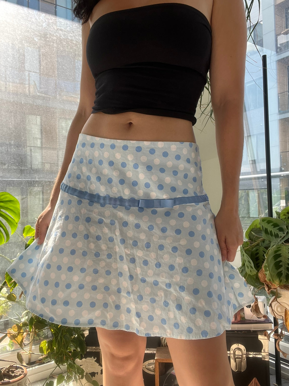 Vintage Guess polka dot mini skirt from the 2000s, Elektra Vintage, with a stylish retro design and classic fit.