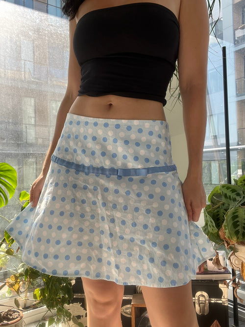 Vintage Guess polka dot mini skirt from the 2000s, Elektra Vintage, with a stylish retro design and classic fit.