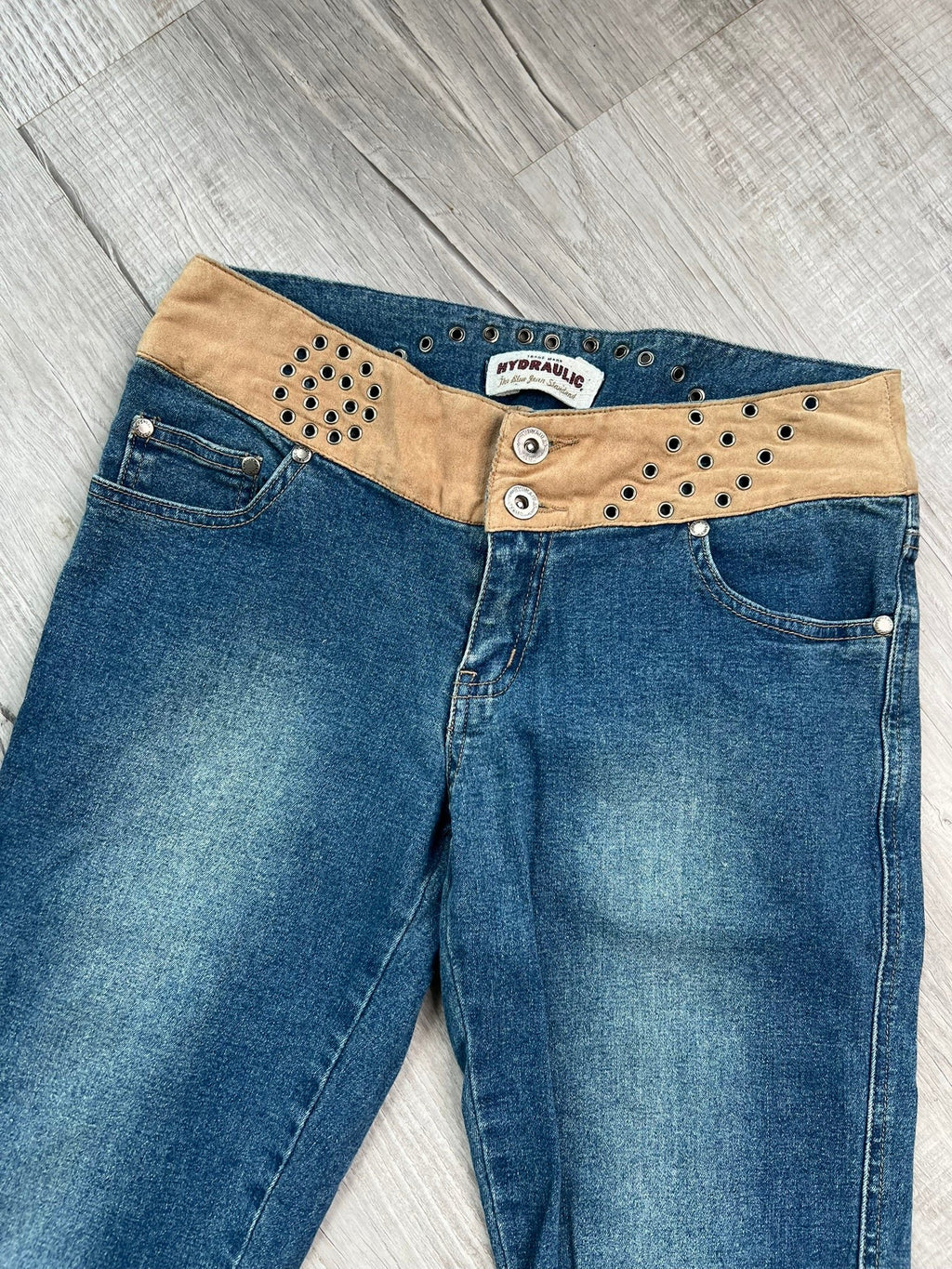 Vintage 2000s Hydraulic low rise denim jeans for women, showcasing classic blue denim with a relaxed fit and retro style.