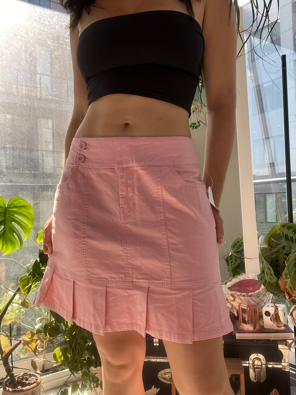 Vintage pink pleated skirt by Elektra Vintage, 2000s style, with soft fabric and classic pleats, perfect for retro fashion.