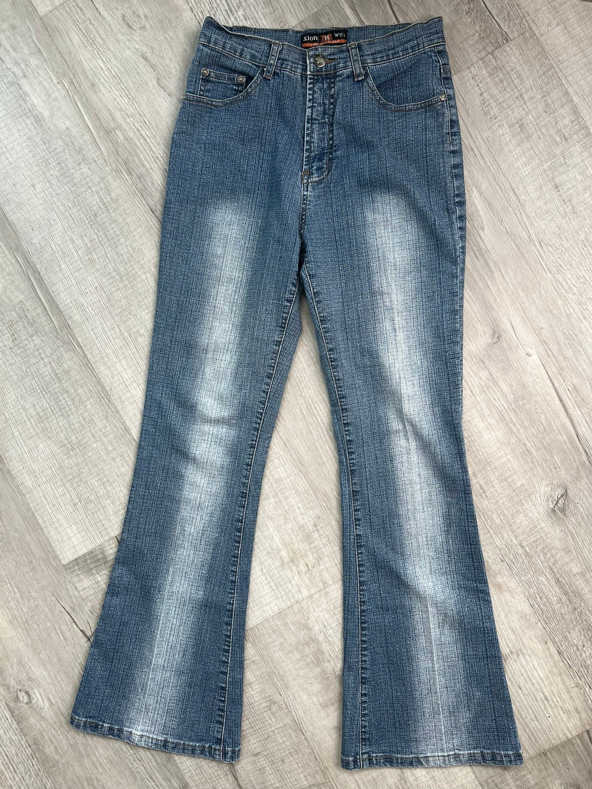 Light wash vintage 2000s women's low rise denim jeans by Elektra Vintage, showing relaxed fit and classic style.