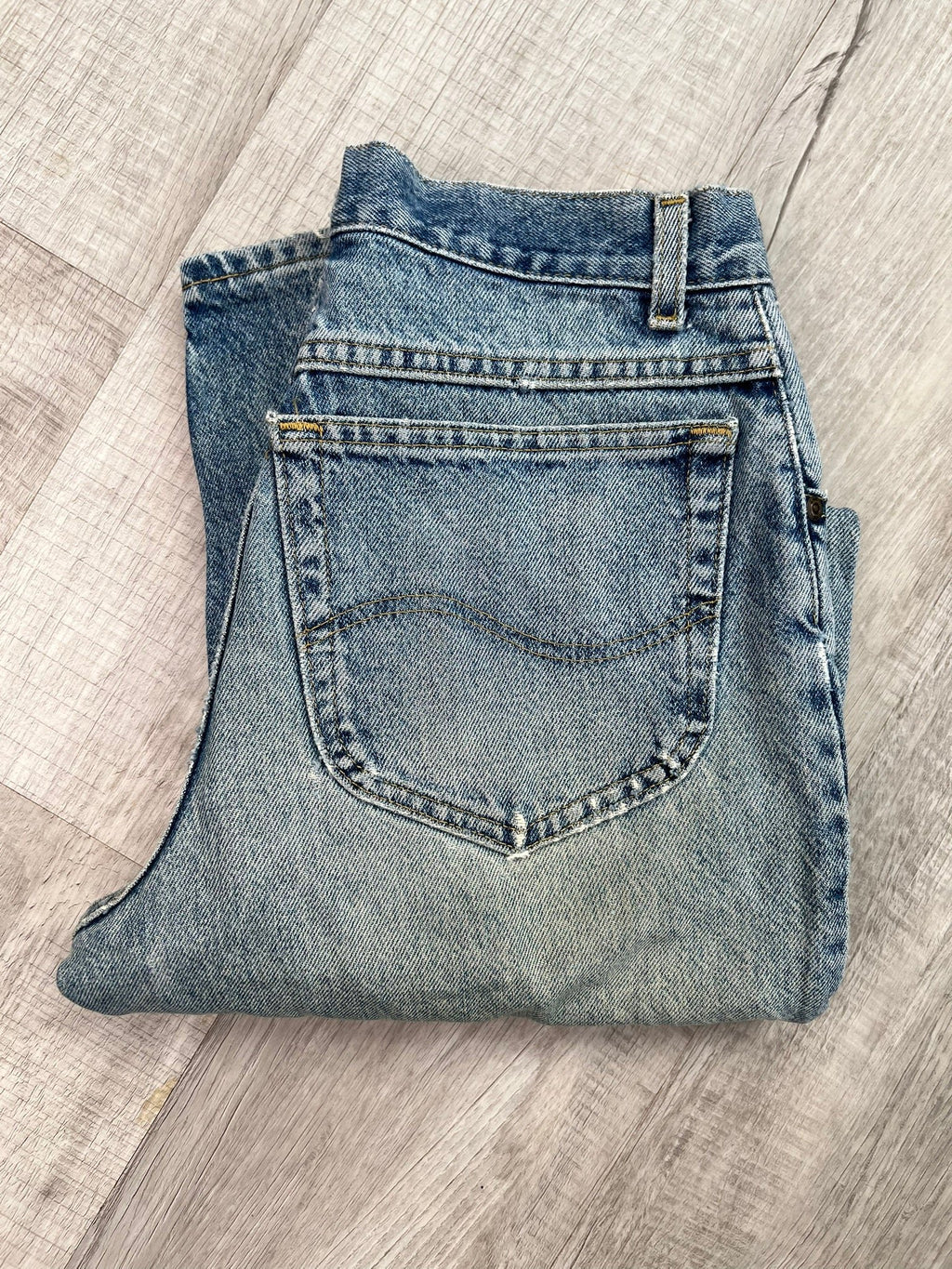 Men's Lee light wash high-waisted mom jeans from Elektra Vintage, featuring a relaxed fit and classic five-pocket design.