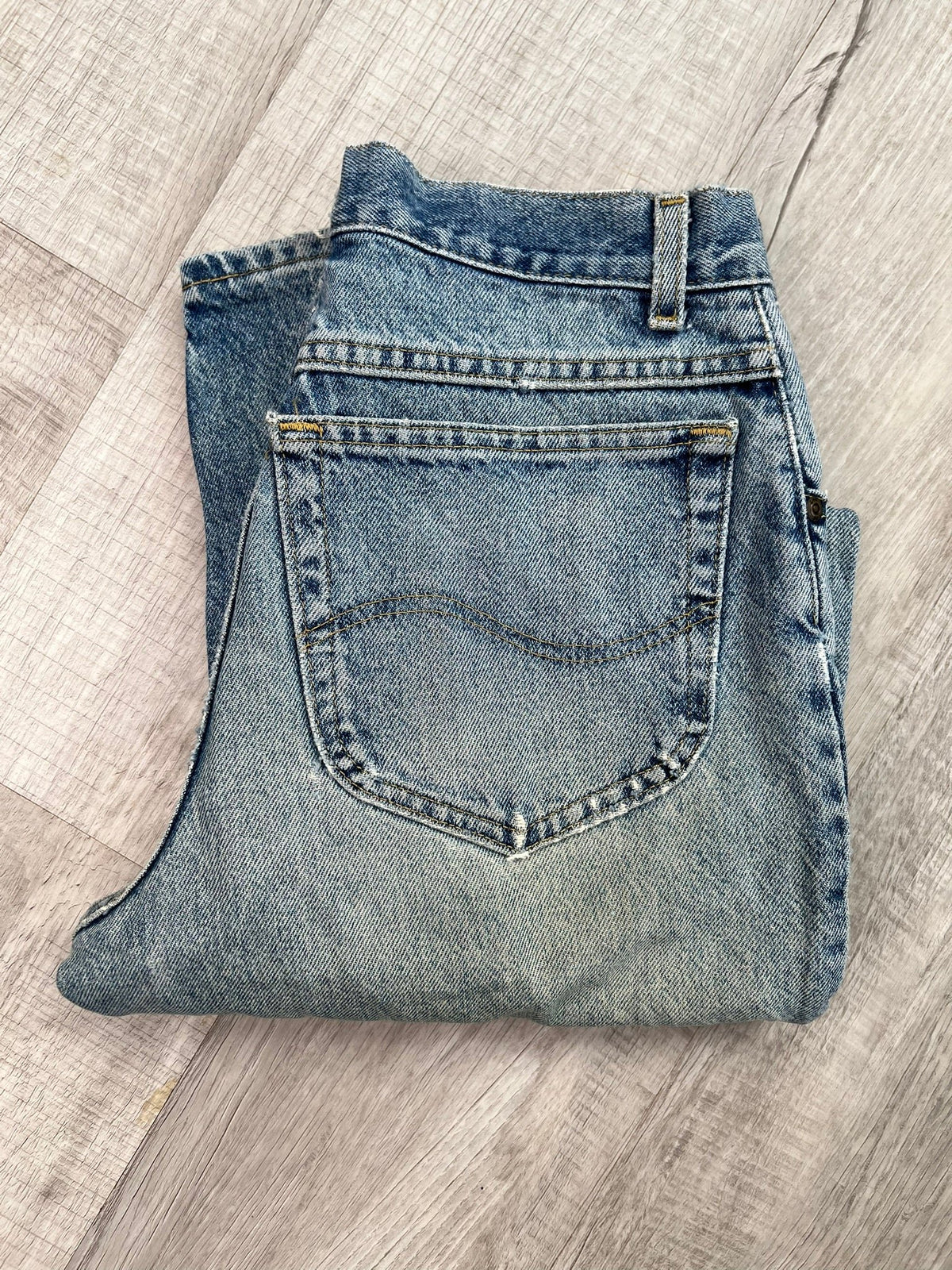Men's Lee light wash high-waisted mom jeans from Elektra Vintage, featuring a relaxed fit and classic five-pocket design.