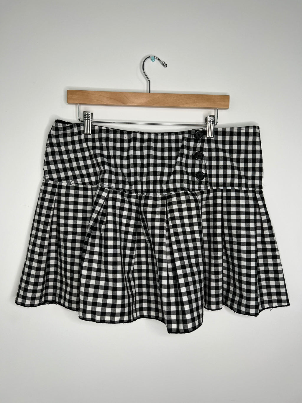 Vintage 2000s Elektra Vintage pleated gingham skirt with a classic check pattern and midi length.