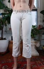 Load image into Gallery viewer, Vintage Cream Embroidered Waistband Low Rise Capris
