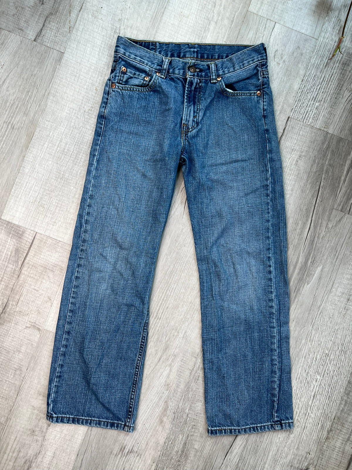 Elektra Vintage women's Levi's 550 medium wash straight fit jeans, showcasing classic denim with a straight-leg style.