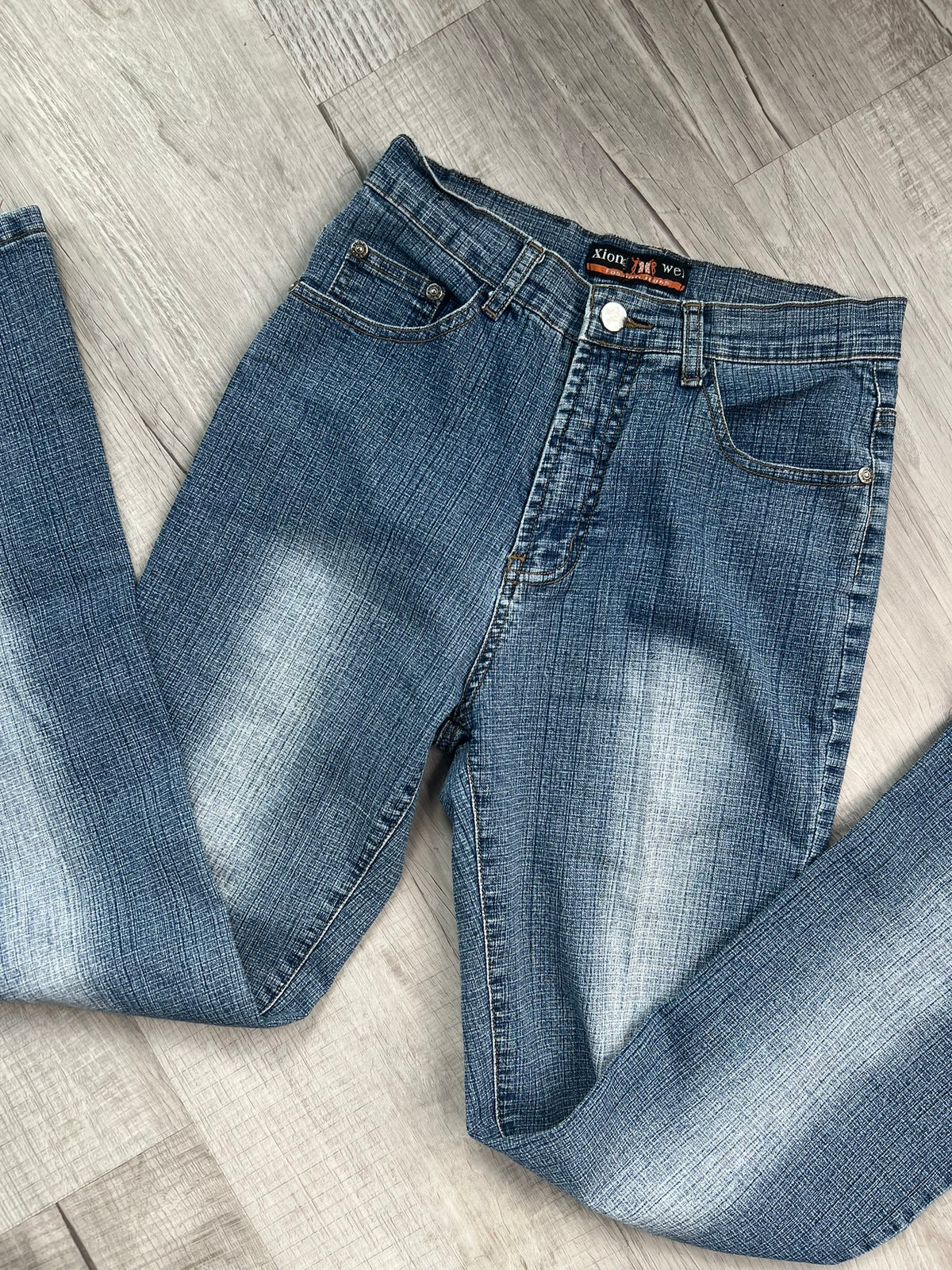 Vintage light wash denim low rise jeans for women by Elektra Vintage, showing the relaxed fit and classic 2000s style.