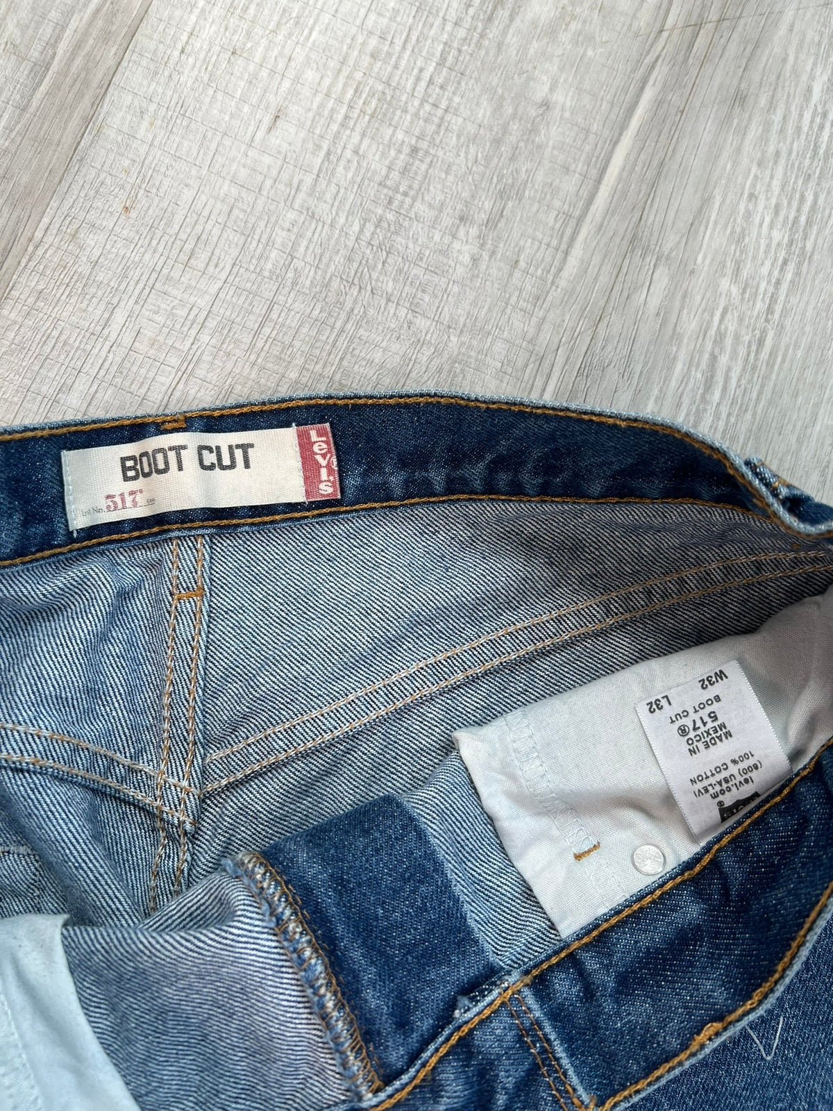 Men's Indigo Wash Levi's 517 Bootcut Style Jeans from Elektra Vintage, showing classic fit and denim texture.