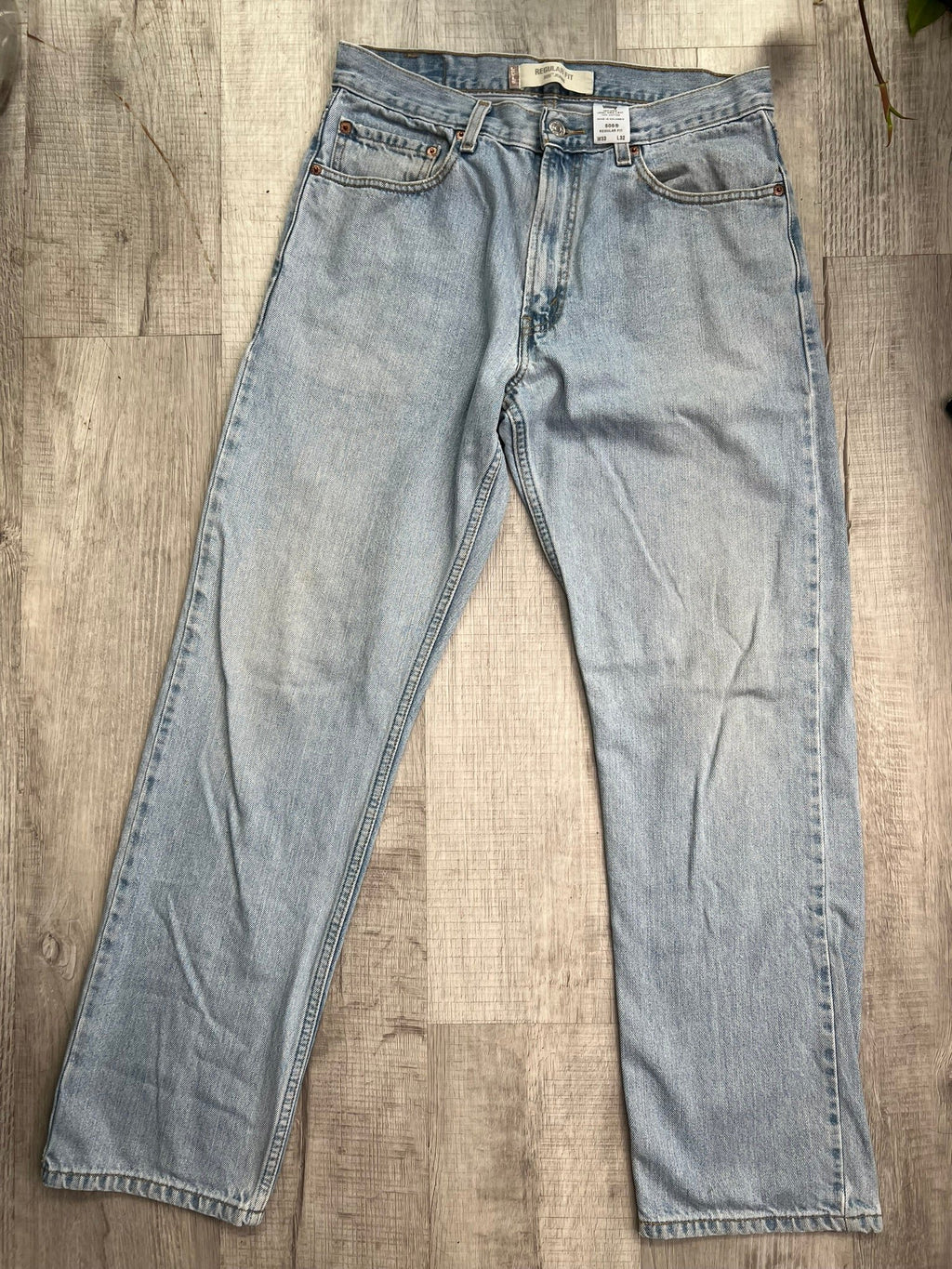 Light wash Levi's 505 regular fit men's jeans from Elektra Vintage, showing front view with classic five-pocket design.