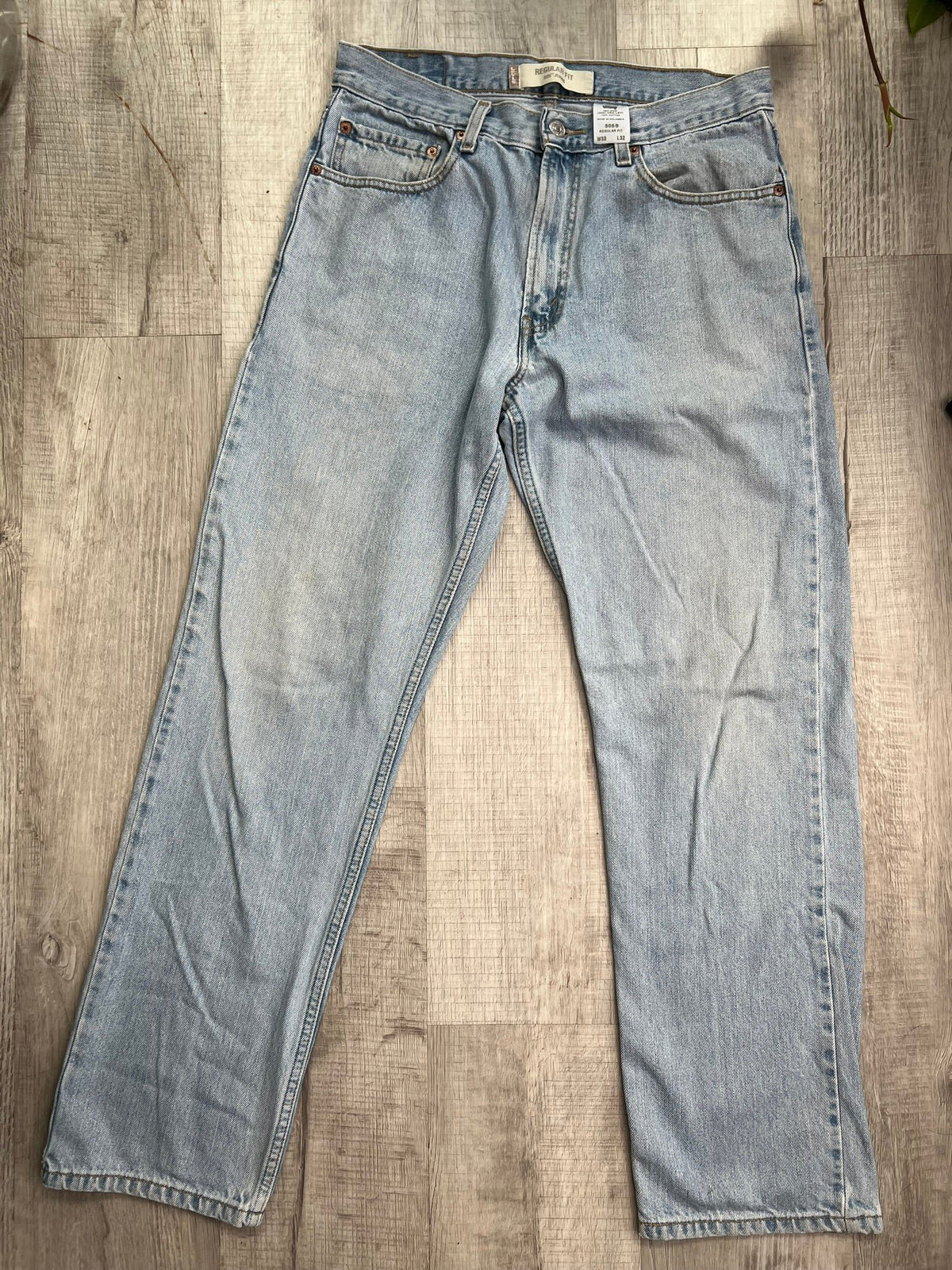 Light wash Levi's 505 regular fit men's jeans from Elektra Vintage, showing front view with classic five-pocket design.