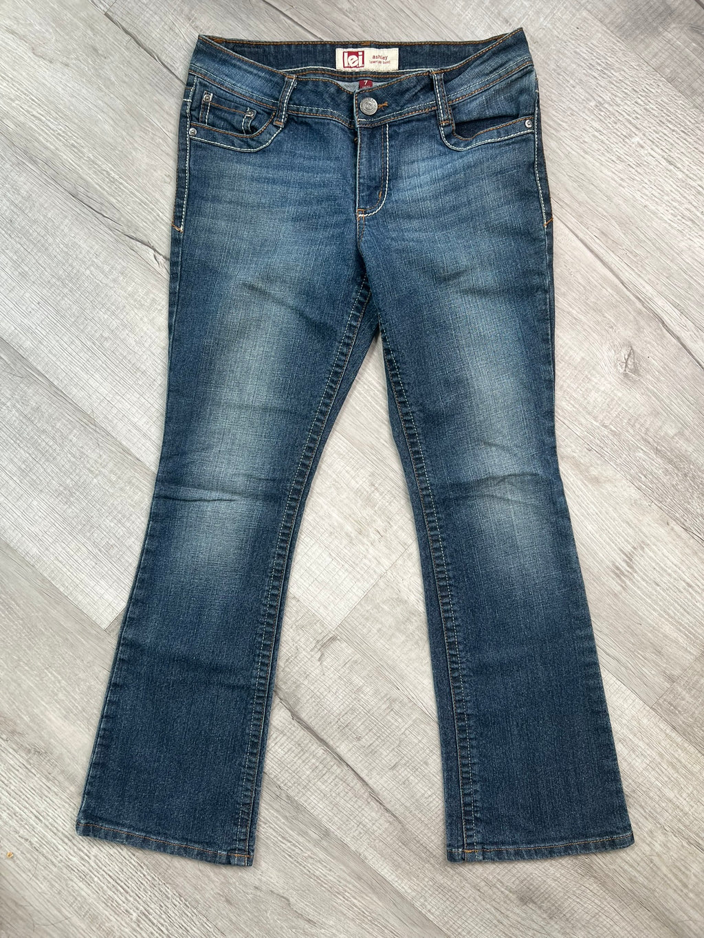 Vintage 2000s Elektra Vintage LEI bootcut low rise jeans for women, showing classic denim style and retro fit.