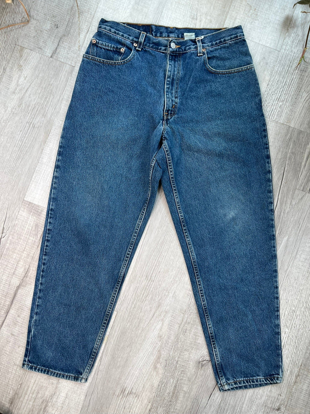 Elektra Vintage Levi's 560 loose fit tapered leg blue wash jeans, front view showing classic denim style and relaxed fit.