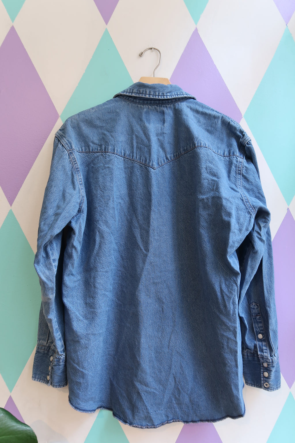 Vintage Wrangler Denim Western Snap Shirt – Classic Blue Jean Button-Up