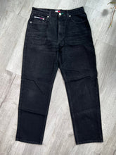 Load image into Gallery viewer, Relaxed Fit Black Wash Tommy Hilfiger Jeans
