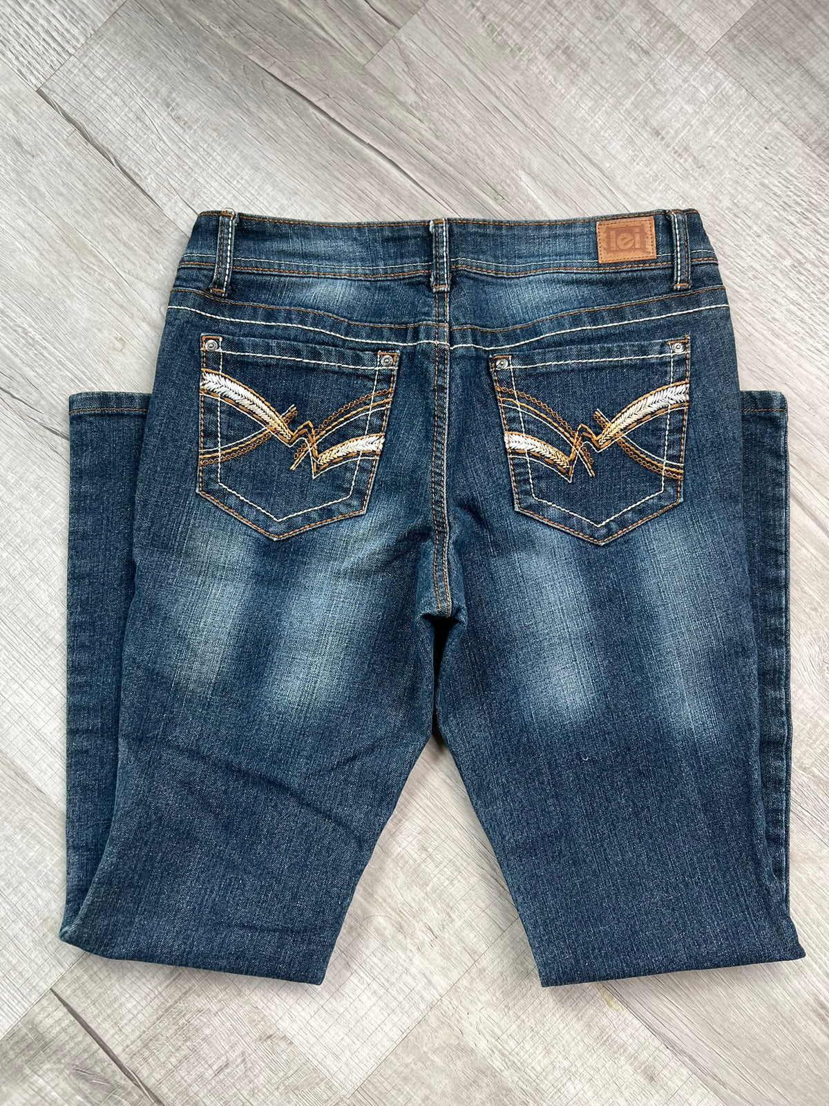 Vintage 2000s Elektra Vintage LEI bootcut low-rise jeans for women, showing classic denim with a relaxed fit and vintage wash.