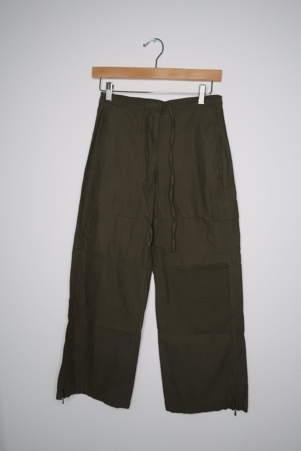 Women’s vintage army green cargo pants by Elektra Vintage, 2000s style with multiple pockets and relaxed fit.