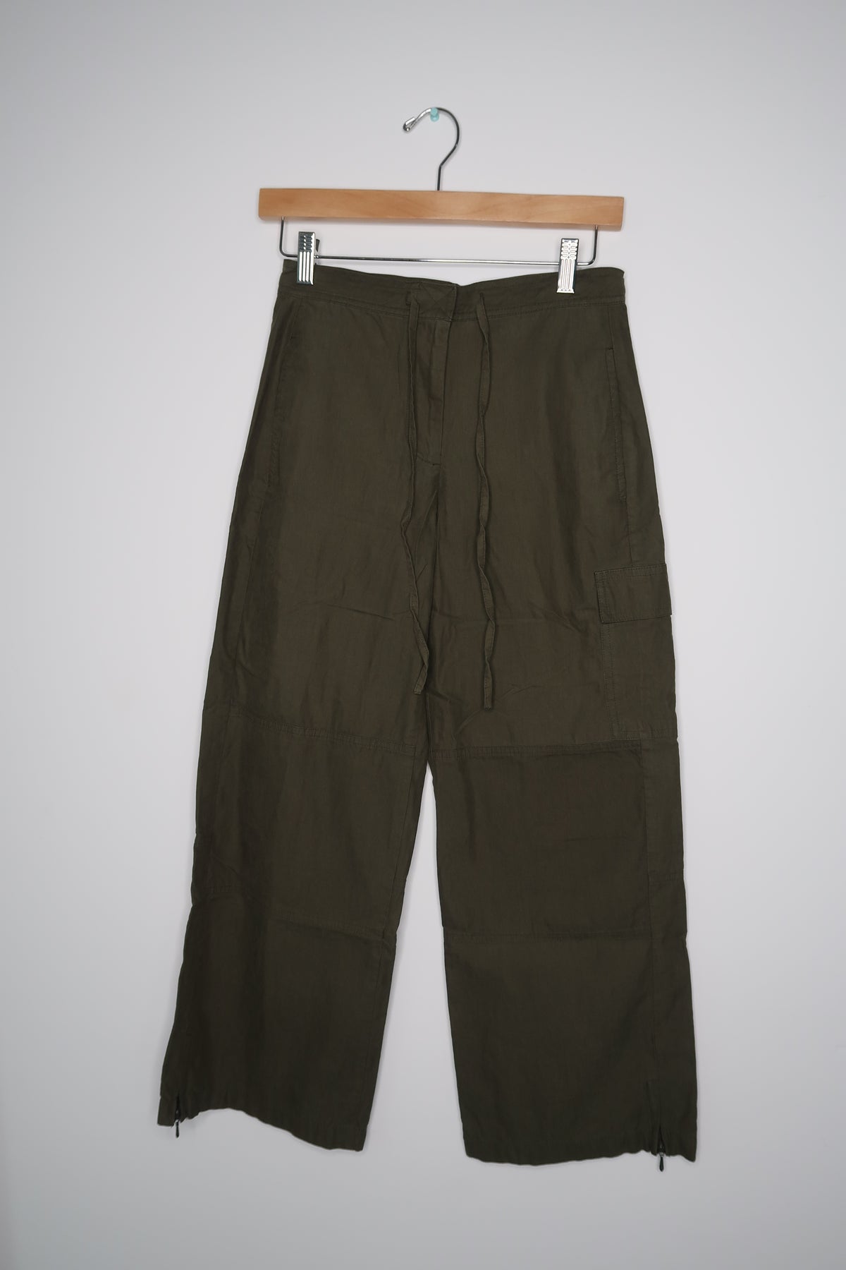 Women’s vintage army green cargo pants by Elektra Vintage, 2000s style with multiple pockets and relaxed fit.
