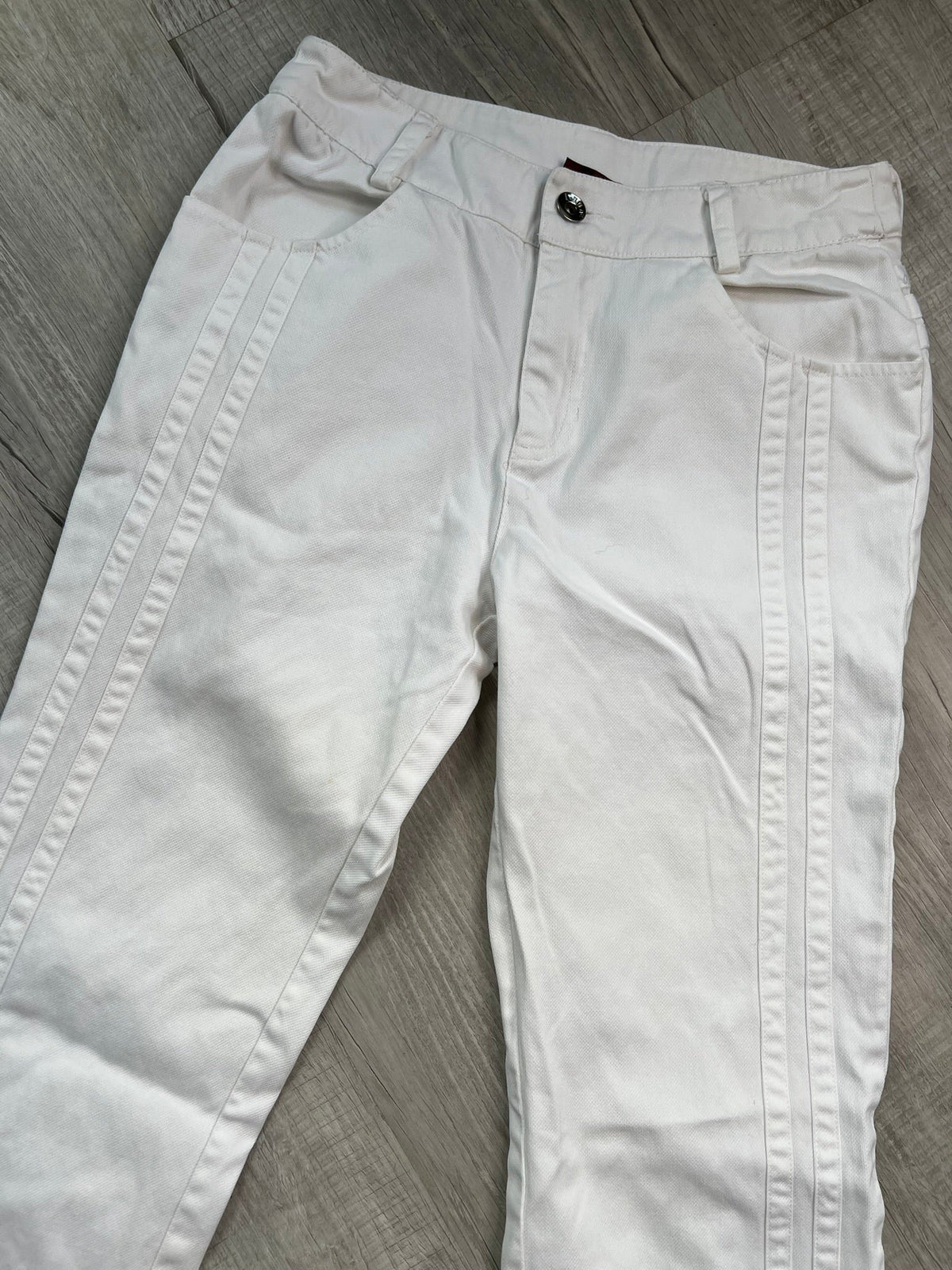Elektra Vintage women's low rise white denim jeans from the 2000s, featuring a classic fit and faded wash.