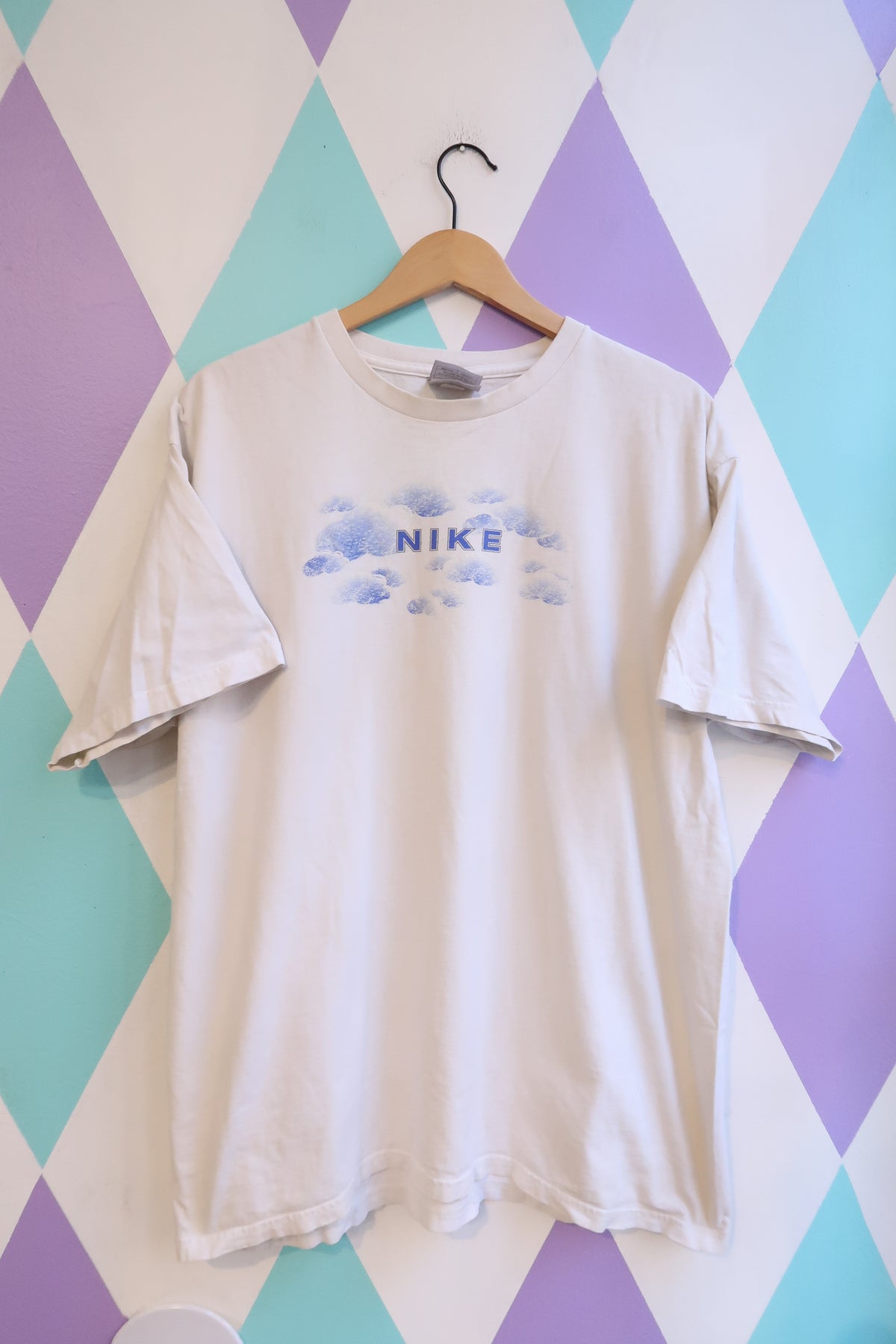 Vintage Y2K Nike Cloud Graphic Tee – 2000s White Logo T-Shirt