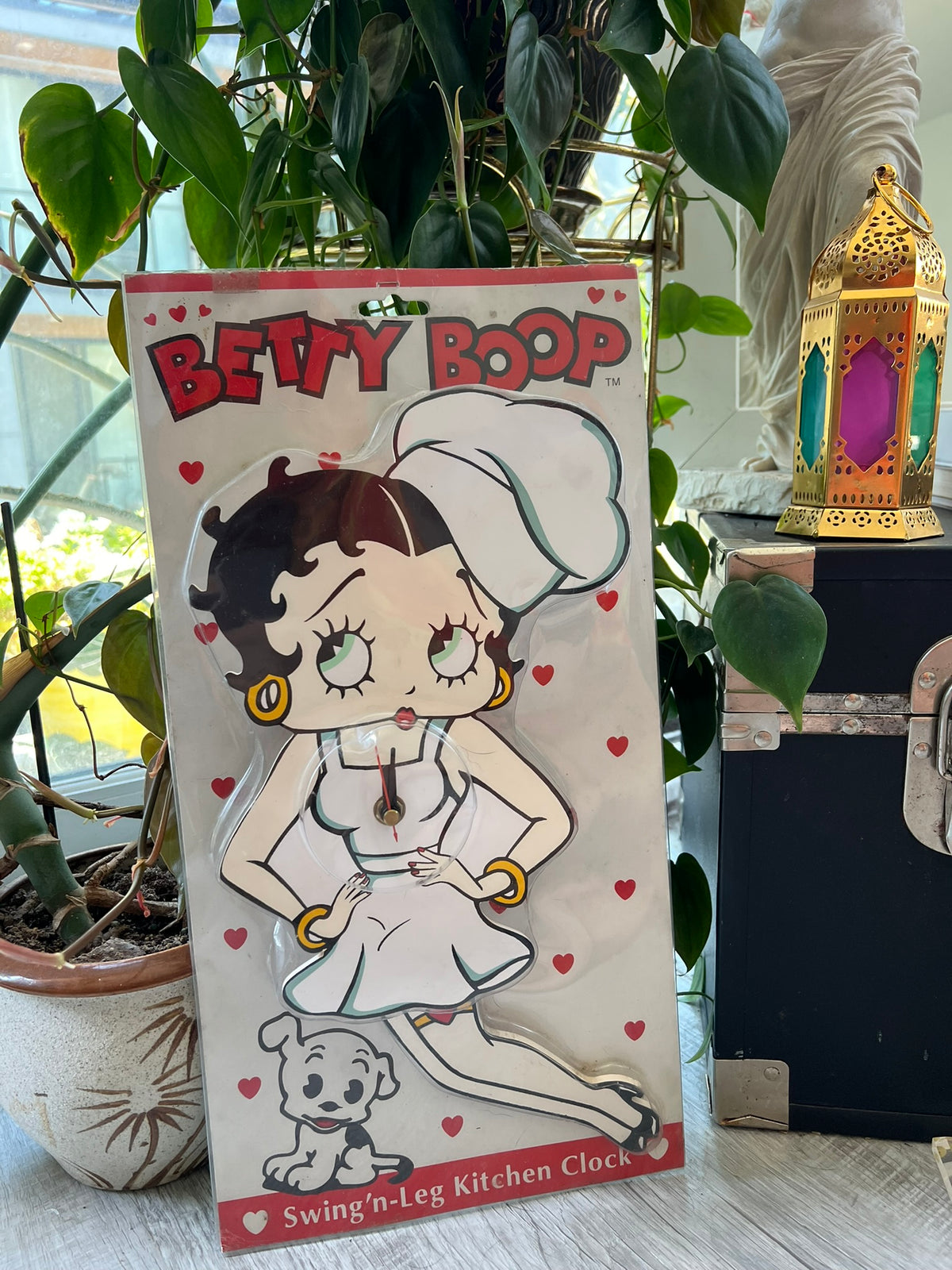 Vintage 2000s Betty Boop chef clock by Elektra Vintage featuring a retro cartoon character and classic clock design.