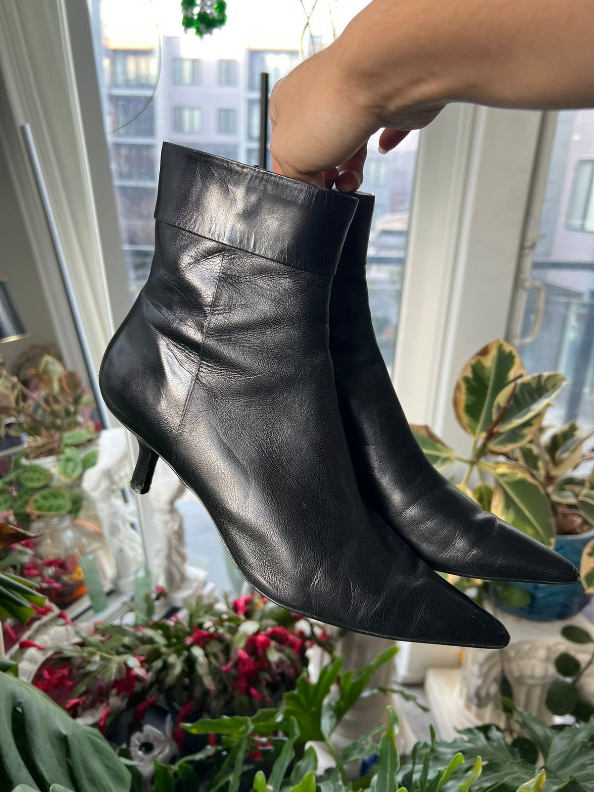 Elektra Vintage black leather pointed toe boots with sleek design and low heel, perfect for stylish vintage footwear.