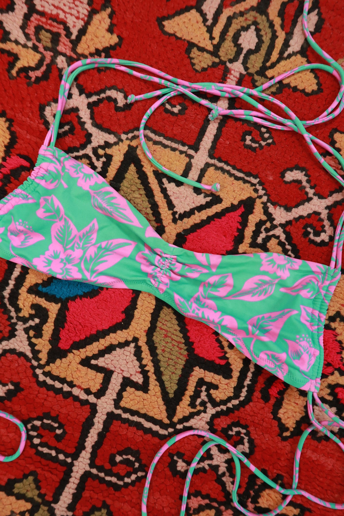 Vintage 2000s Victoria’s Secret tropical floral bandeau bikini top for women, featuring vibrant floral print and strapless design.