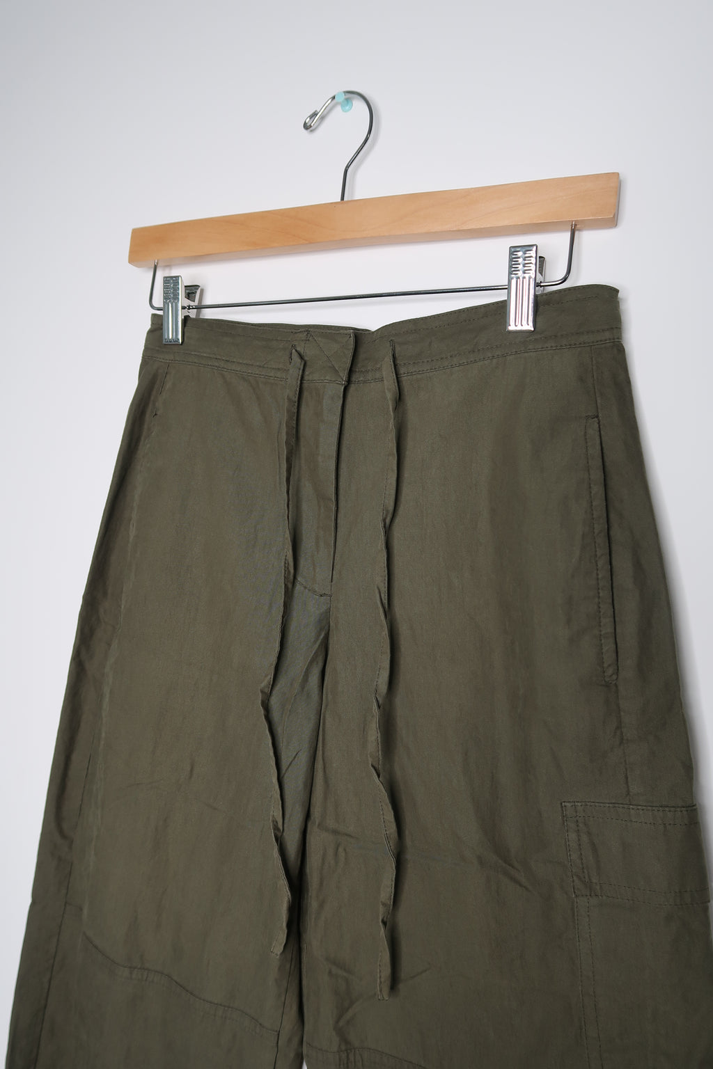 Women’s vintage army green cargo pants from the 2000s by Elektra Vintage, featuring multiple pockets and a relaxed fit.
