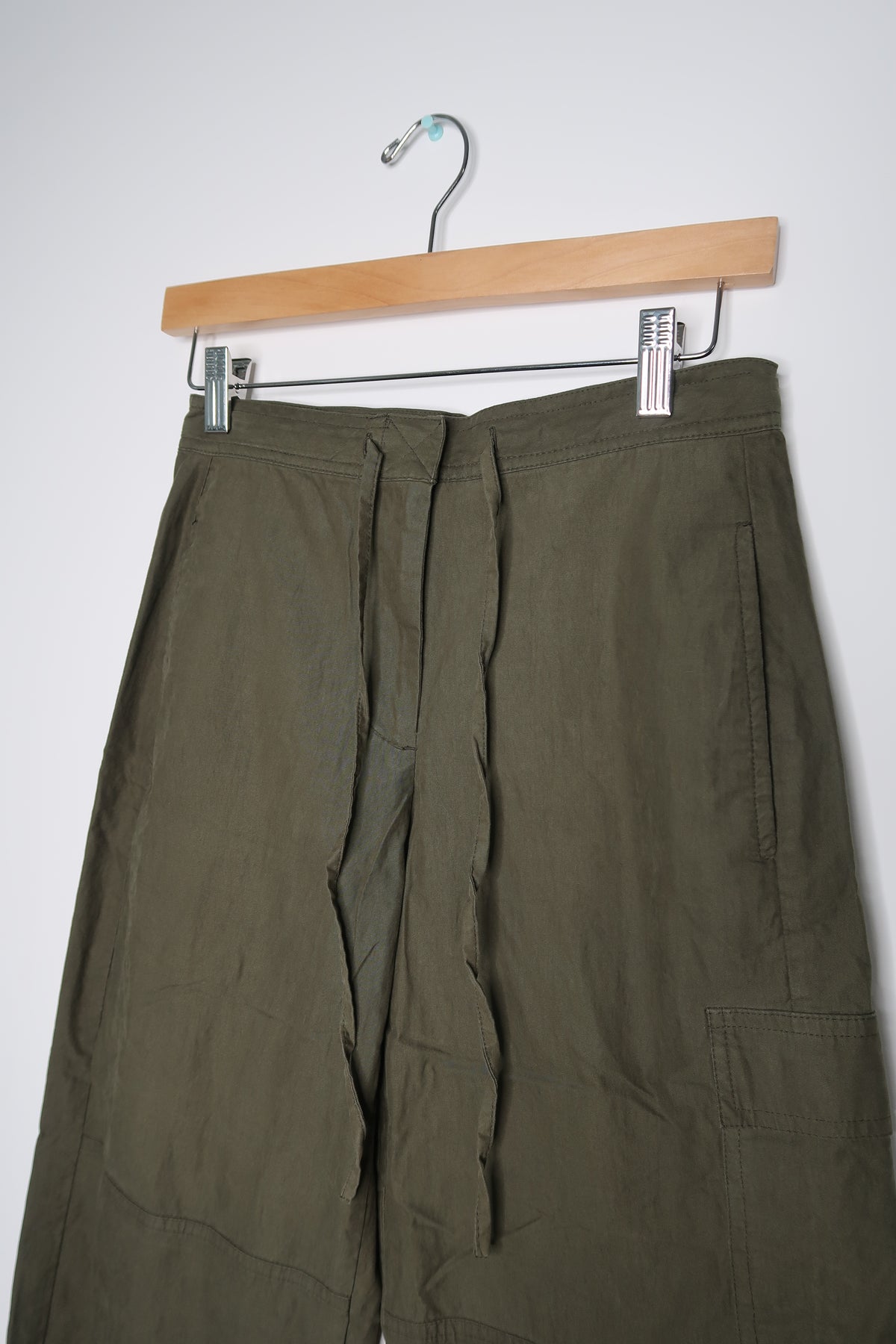 Women’s vintage army green cargo pants from the 2000s by Elektra Vintage, featuring multiple pockets and a relaxed fit.