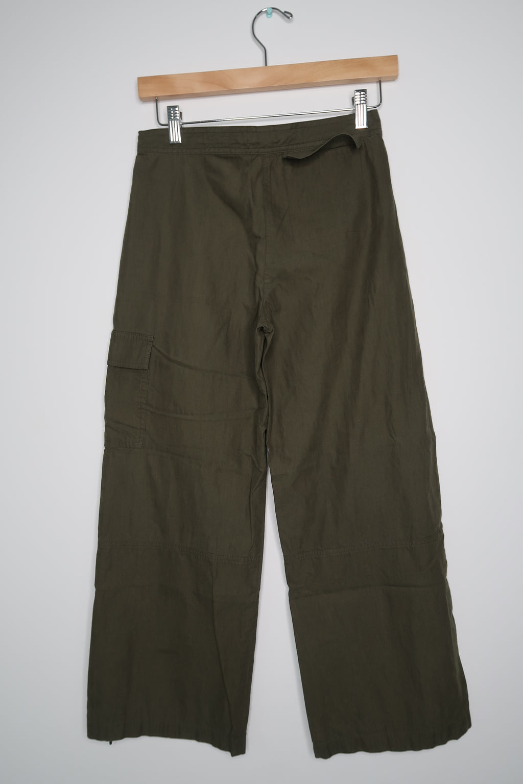 Women's vintage army green cargo pants by Elektra Vintage, 2000s style with multiple pockets and relaxed fit.