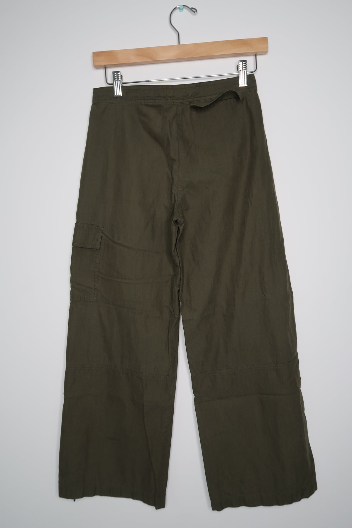 Women's vintage army green cargo pants by Elektra Vintage, 2000s style with multiple pockets and relaxed fit.