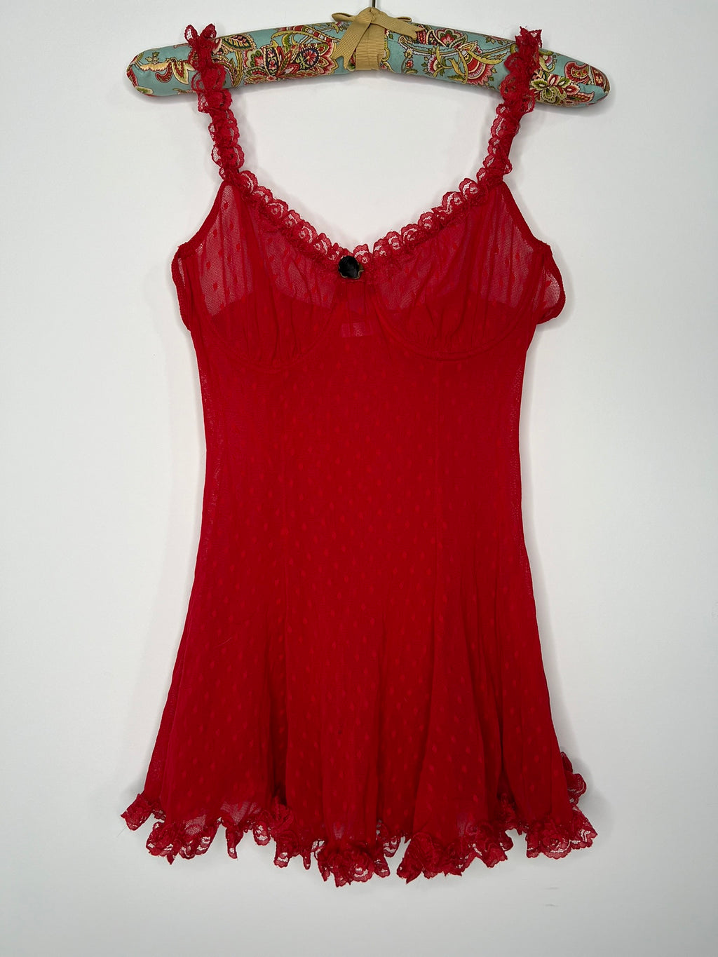 Victoria's Secret red lace women's top from the 2000s, stylish vintage Elektra Vintage fashion piece.