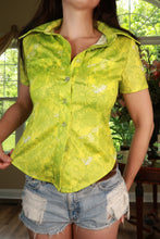 Load image into Gallery viewer, Vintage Y2K Lime Green Daisy Print Button Front Top

