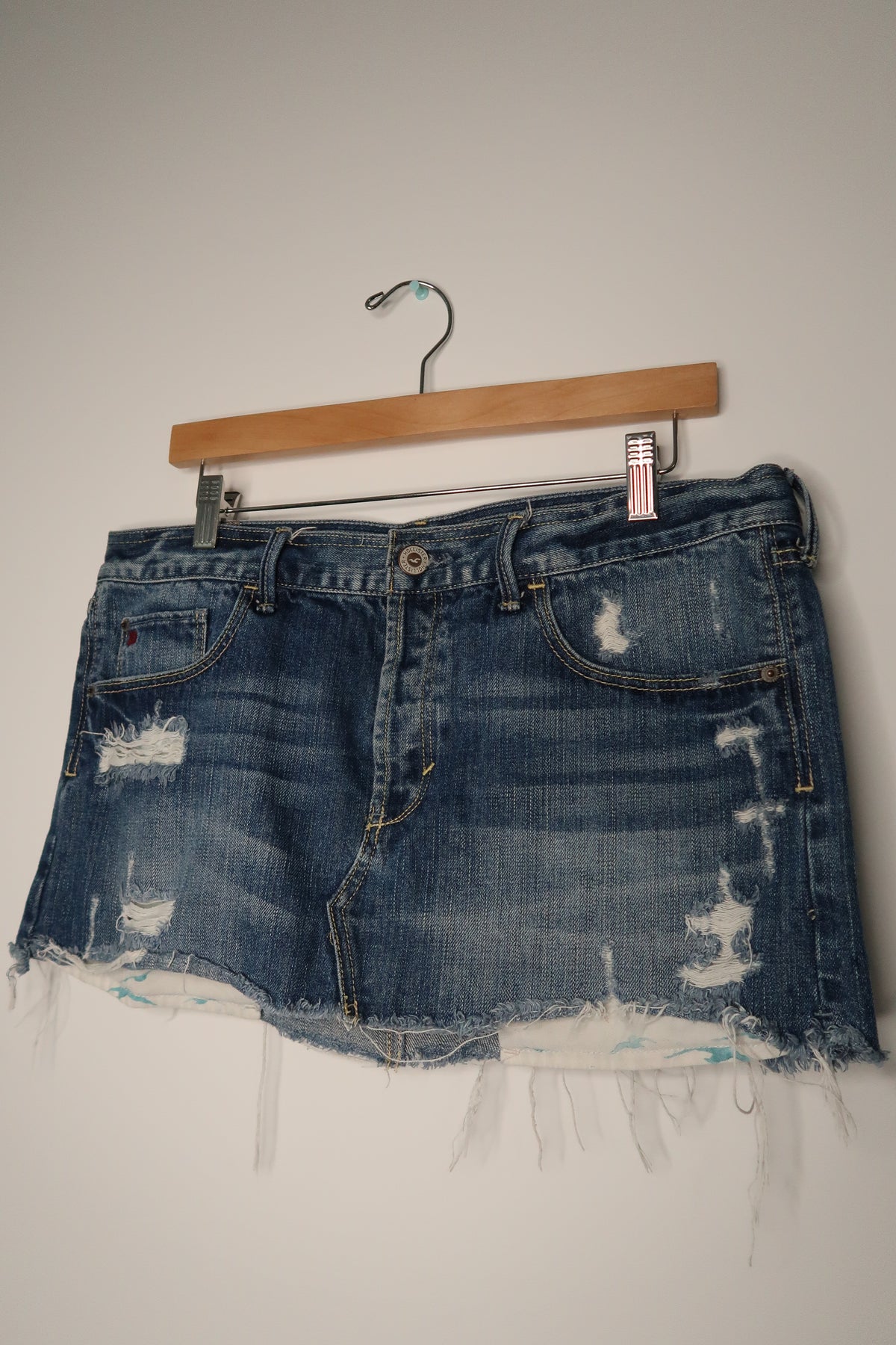 Elektra Vintage 2000s style denim skirt with classic fit and distressed details, suitable for casual vintage fashion.