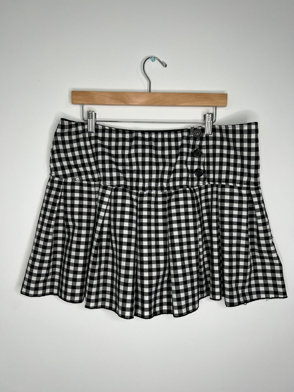 Vintage 2000s Elektra Vintage pleated gingham skirt with classic high-waist design and knee-length silhouette.