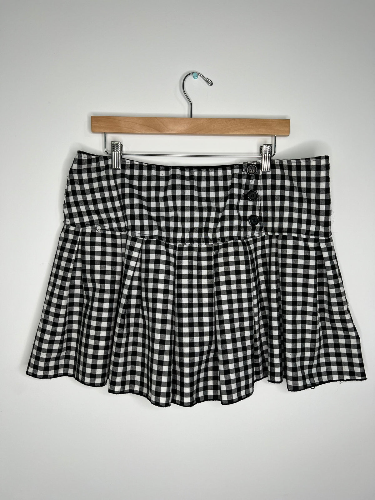Vintage 2000s Elektra Vintage pleated gingham skirt with classic high-waist design and knee-length silhouette.