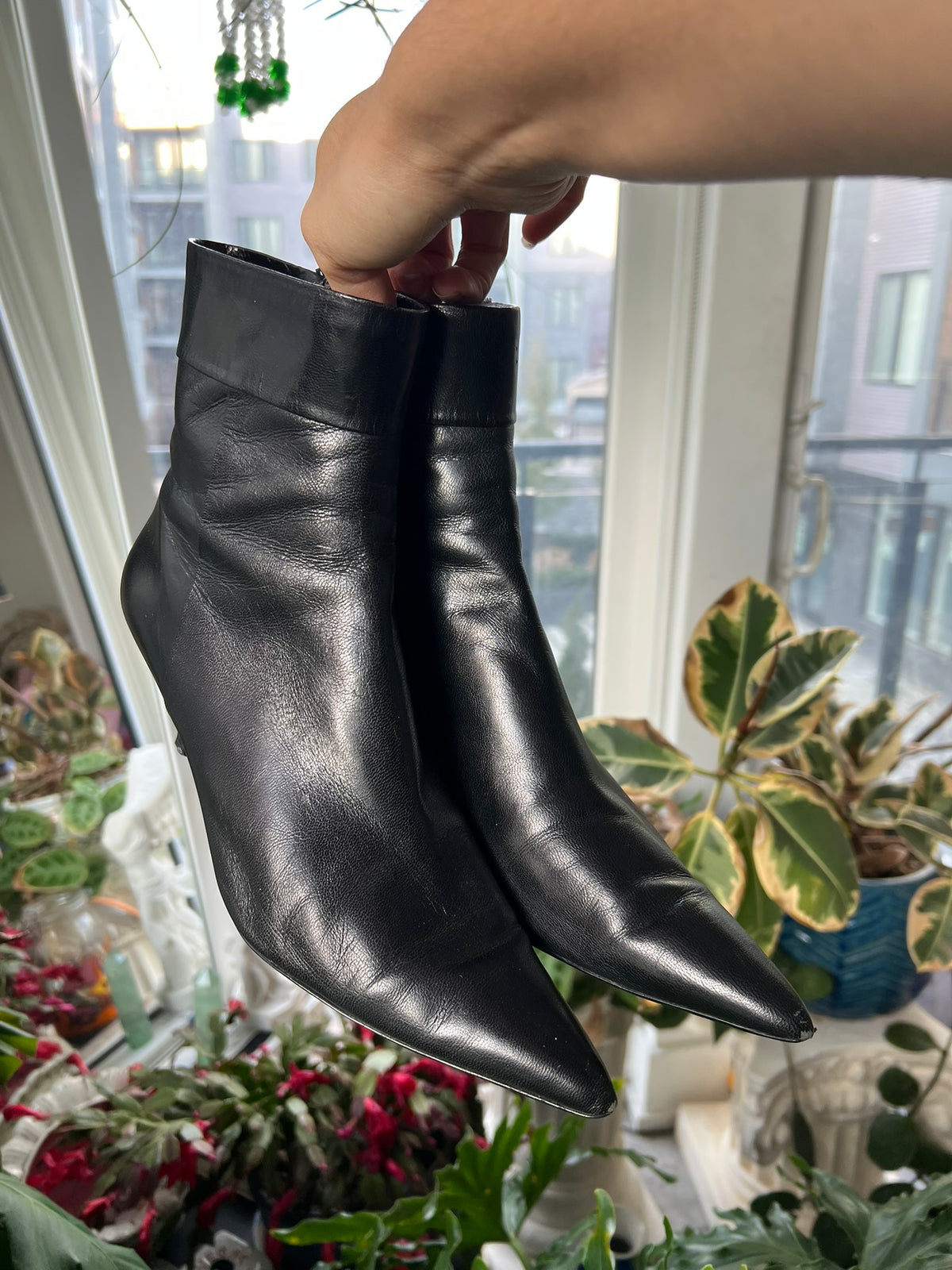 Elektra Vintage black leather pointed toe boots with sleek design and low heel, perfect for stylish vintage-inspired footwear.